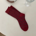 Rote und anthrazitfarbene Streifensocken mit bunten Noppengarn-Details für den Winter - Einheitsgröße / Weinrot Gestreift Stil