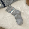 Chaussettes en laine Fair Isle grises avec jacquard nœud rose et motifs de cœurs - Taille unique / Gris