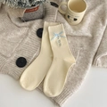 Cremegelbe Socken mit blauer Schleife und grauer Herzstickerei im süßen Stil - Beiges Band
