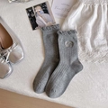 Chaussettes grises côtelées avec bordure volantée et broderie Be Nice de style japonais - Taille unique / Gris clair
