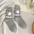 Calze in lana grigia stile Fair Isle con motivo a cucciolo di peluche e puntini colorati - Cucciolo Grigio