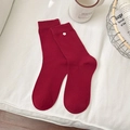Calcetines de punto acanalado rojo oscuro con un detalle de botón blanco - Botones de concha