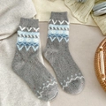 Calze di lana grigio scuro stile Fair Isle con puntini colorati e motivi a fiocchi - Fiocco di Neve Grigio