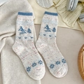 Thick beige and blue Fair Isle knit wool socks with snowflake and skier patterns - One Size / Skiing Character (JLW763) / Off-white Skiing
