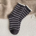Calze termiche a righe grigio scuro e nere con bordi bianchi a volant per l'inverno - Nero