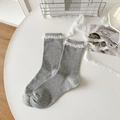 Chaussettes mi-mollet gris clair avec bordure en dentelle blanche et texture côtelée - Taille unique / Gris