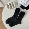 Süße schwarze Wadensocken mit Spitzenbesatz, Netzstrick und vertikalem Streifendesign - Einheitsgröße / Schwarz