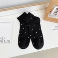 Calzini corti in cotone nero con motivi a cuori bianchi dal design minimalista elegante - Taglia unica / Nero