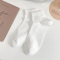 Calcetines blancos de canalé transpirables para hombre en fondo blanco minimalista - Talla única / Blanco