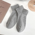 Calcetines tobilleros gris neutro con puños acanalados y textura de punto transpirable - Talla única / Gris claro