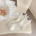 Süße cremeweiße Socken mit gesticktem Welpen und bunten Musiknoten-Motiven - Einheitsgröße / Welpen-Musiknoten-Stil / Weiß