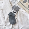 Dunkelgraue Wollsocken mit gesprenkeltem Muster, Terrier-Stickerei und roter Schleife - Patchwork Grau