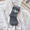 Dunkelgraue Socken aus Noppengarn mit süßem weißen Terrier-Muster und warmer Wollmischung - Grau Einzelner Hund Muster