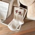 Beigefarbene Wollsocken mit süßem Welpenmuster und roter Baskenmütze in gemütlicher Optik - Einheitsgröße / Cremeweiß