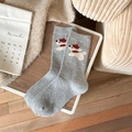 Graue Wollsocken mit süßem Cartoon-Hund und roter Baskenmütze in gemütlicher Deko - Einheitsgröße / Hellgrau