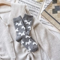 Graue Thermosocken aus Wolle mit süßen weißen Hundemustern und bunten Strickakzenten - Grau Allover Hund Muster