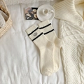 Calze invernali beige spesse con strisce nere e un motivo di cucciolo minimalista - Taglia unica / Ricamo a Doppia Striscia