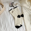 Chaussettes épaisses beiges à côtes avec accents noirs et broderie petit chien marron - Taille unique / Broderie Chien Café