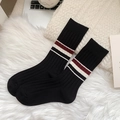 Schwarze Kniestrümpfe im britischen Stil mit rot-weißen Streifen aus Strickgewebe - Einheitsgröße / Schwarz