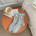 Calze grigie con ricamo a coniglio e bordo in peluche azzurro per l'inverno - Taglia unica / Grigio chiaro