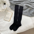 Calcetines altos negros de punto acanalado en un entorno hogareño de estilo nórdico - Negro