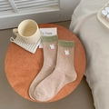 Calze di cotone beige con ricamo a coniglietto e bordo verde peloso in stile accogliente - Taglia unica / Marrone