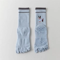 Lichtblauwe vijf-vinger yogasokken met geborduurde hond en antislip siliconen gripzool - Eén maat / Blauw