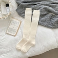 Calcetines altos blanco crema con rayas verticales para un estilo acogedor de invierno - Blanco