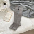 Calcetines altos grises para mujer en punto de canalé cálido con un diseño minimalista - Gris