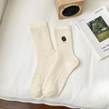Cremeweiße Strick-Socken mit bunten Sprenkeln und süßer schwarzer Katzenstickerei - Einheitsgröße / Katzen-Stickerei / Gebrochenes Weiß