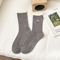 Graue gerippte Socken mit weißem Spitzenbesatz und süßer Panda-Stickerei - Einheitsgröße / Panda Stickerei / Grau