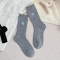 Japanse stijl grijze kasjmier ribgebreide sokken met een lichtblauwe strikborduring - Eén maat / Grijs