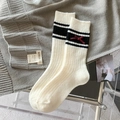Calze di lana lavorate a maglia crema con strisce nere e fiocchi rosso scuro - Taglia unica / Bianco