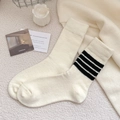 Dicke warme cremefarbene Strickstrümpfe mit schwarzen Streifen für den Winter - Weiß