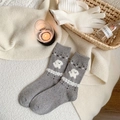 Dicke Wollsocken in Grau mit süßem Hundemuster und bunten Punkten für warme Füße im Winter - Grauer Welpe