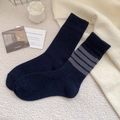 Dicke dunkelblaue und schwarze flauschige Socken mit asymmetrischen Streifen im Winterstil - Marineblau