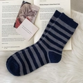 Calze spesse a righe blu navy e grigio scuro su sfondo di ecopelliccia bianca - Taglia unica / Righe blu scuro e grigie