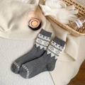 Dicke Wollsocken in Grau mit nordischem Muster und gemütlicher Winterdekoration - Grauer Diamant
