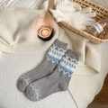 Graue Wollsocken mit nordischem Schneeflockenmuster und dicker, warmer Stricktextur - Graue Schneeflocke