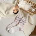 Warme Wollsocken in Cremeweiß mit nordischem blauen Schleifen- und Herzmuster - Einheitsgröße / Cremeweiß Mit Schwarzer Schleife