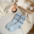 Blaue Wollsocken mit Schneemann-Muster und Schneeflocken-Strickdetails für Winter - Einheitsgröße / Blauer Schneemann