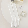 Chaussettes mi-mollet blanches tricotées style japonais avec texture à rayures verticales - Taille unique / Blanc Blanchi