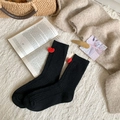 Dicke schwarze Wollsocken mit rotem Häkelherz für warme Winter und gemütlichen Stil - Einheitsgröße / Schwarz (Rotes Herz)