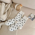 Calze beige a metà polpaccio da donna con motivi a cuore nero in morbida maglia - Bianco