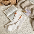 Beigefarbene gerippte Wollsocken mit süßem orangefarbenem 3D-Herz für warme Winter - Einheitsgröße / Weiß (Oranges Herz)