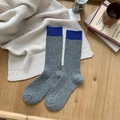 Dikke wollen sokken in grijs met blauwe contrastboorden en verticale ribgebreide textuur - Eén maat / Grijs