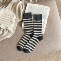 Calze di lana a righe grigio scuro e beige in maglia accogliente per l'inverno - Taglia unica / grigio scuro