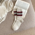 Wollmischsocken in Wollweiß mit rot-schwarzen College-Streifen auf einem offenen Buch - Einheitsgröße / Weißer Hintergrund Roter Druck