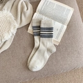 Gemütliche Wollsocken in Haferflockenfarbe mit grauen Streifen für Herbst und Winter - Einheitsgröße / Weiß/Grau