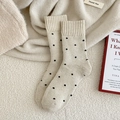 Warme beige Wollsocken mit schwarzen Punkten und Rippbündchen für den Winter - Cremeweiß